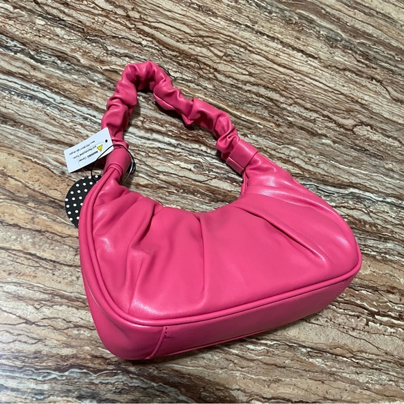 Olivia and Kate - Picture 3 of 6